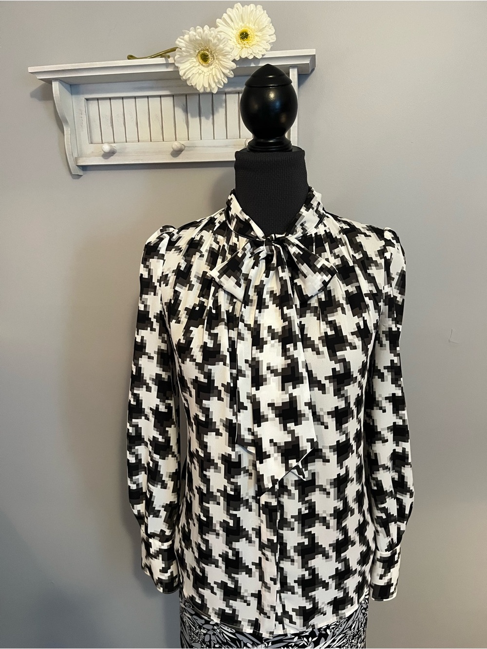 Worthington Black and White Houndstooth Tie-Neck Blouse EUC